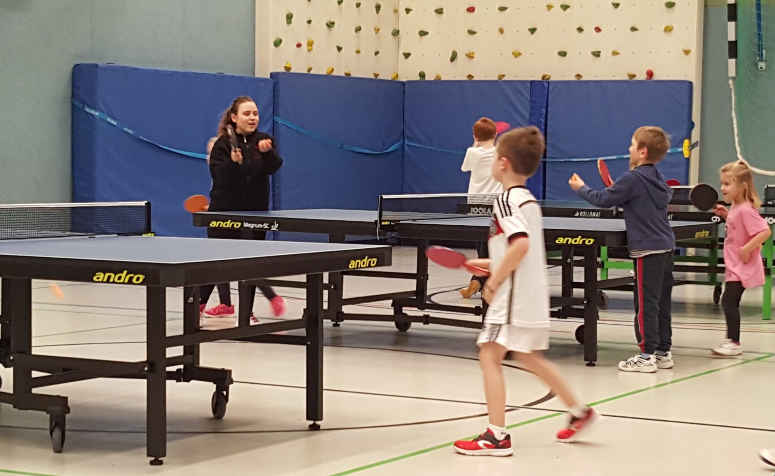 Tischtennis-Trainingscamp: Kids erobern die Halle